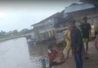 BREAKING NEWS: Pria Tergeletak dengan Dada Terluka di Dermaga Pasar Lima Belakang Taman Sari