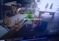 Aksi Kepruk Kepala Teman Pakai Batu Terekam CCTV Hingga Viral, Seorang Pria Berurusan dengan Polisi
