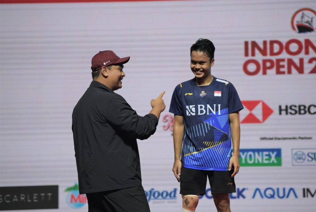 19062023_Menpora Dito Ariotedjo sempat bercanda dengan Anthony Ginting sebelumnya mengalungkan medali runner up Indonesia Open 2023. (wartabanjar.com - Ist. Humas)