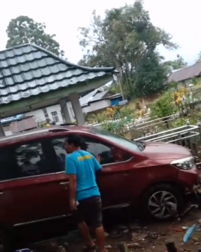 Subuh-subuh Warga Geger Mobil Terobos Kuburan Muslimin di Barabai