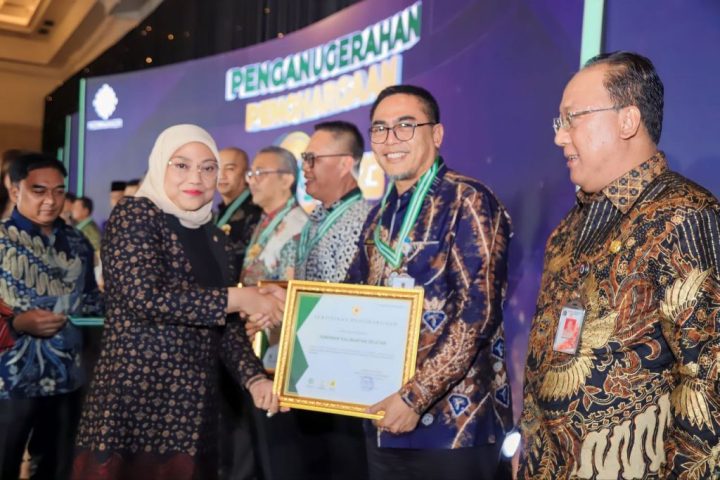 23062023_Penghargaan K3 dari Menteri Ketenagakerjaan Ida Fauziyah diterima Ir Nurul Fajar Desira. (wartabanjar.com - Ist. MC Kalsel)