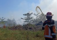 Kebakaran Lahan Dekat TPA Basirih Jalan Tol Lingkar Selatan, Damkar Kesulitan Mendapatkan Air