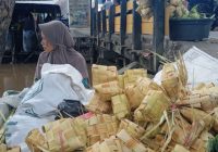 Penjual Anyaman Ketupat Mengaku Sepi, Beda dari Idul Fitri