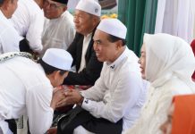 Usai Salat Idul Adha, Warga Tanahbumbu Serbu Kediaman Bupati Zairullah Azhar