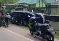 Mobil Terbalik di Depan Yonif 623 Sei Ulin