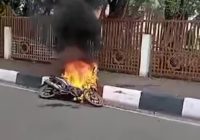 Sepeda Motor Terbakar di Depan Masjid Raya Sabilal Muhtadin Banjarmasin