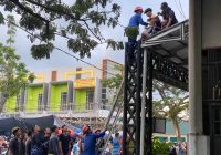 ODGJ Duduk Melamun di Atas Atap Pasar Kuliner Martapura Hebohkan Warga