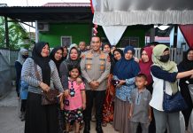 Usai Bagikan Isi LPG 3 Kg Gratis di Gambut, Warga Tak Sangka Kapolda Mau Diajak Foto