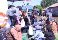 Peringati Hari Bhayangkara ke 77, Polresta Banjarmasin Bagikan Sembako Kepada Warga di Pesisir Sungai Martapura