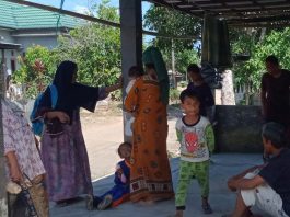 Tebing Longsor di Pingaran Ilir Astambul, Emak-emak Nyaris Terbawa Arus, Polisi Evakuasi Warga