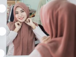 Suka Bergaya di Depan Cermin, Ketahui Adab Bercermin Menurut Islam, Ada Juga Doanya Lho!