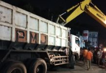 Truk Pembawa Tanah Terguling di depan RSUD Banten, 4 Orang Tertindih