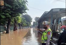 Jakarta Bogor Banjir, Air Kali Pasar Induk Kramat Jati Meluap