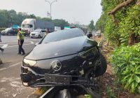 Mercy Listrik Seharga Rp 2 Miliar Ringsek Tabrak Pembatas Tol
