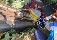 Truk Tangki Tabrak Pembatas Jalan Hingga Jatuh ke Sungai