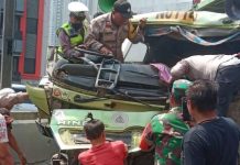 Sopir dan Kernet Truk Terjepit di Laka Jalan Tol