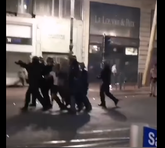 Mobil Menyala Ditabrakkan Pendemo ke Rumah Wali Kota Paris