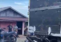 BREAKING NEWS: Kecelakaan Maut di Lingkar Selatan, Dua Balita Tewas Setelah Motor Ayahnya Tertabrak Truk