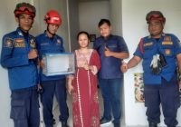 IRT Panik Lihat Ular Kobra Berkeliaran di Dapur, Ditangkap Damkar Banjar di Bawah Kulkas