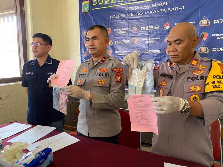 11072023_Kompol Dodi Abdulrohim, Kapolsek Palmerah, Polres Metro Jakarta Barat, saat ekspose kasus curanmor. (wartabanjar.com - Ist. Polda Metro Jaya)