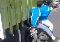 Nekat! Hindari Razia Kendaraan, Dua Pelajar Nyaris Terlindas Truk