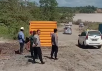 Truk Kontainer Terguling di Km 171 Satui, Sempat Macetkan Jalur Alternatif