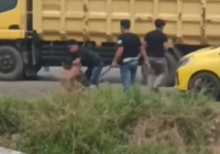VIRAL! Sopir Truk Dianiaya Tiga Pria Dekat SPBU Sungai Tabuk, Pelaku Gunakan Sedan Kuning