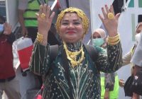 Pulang dari Mekkah, Jemaah Haji Asal Makassar Ini Berpakaian dengan Perhiasan Emas 180 Gram