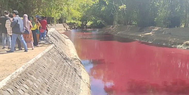 Warga Kaget Air Sungai Di Pamekasan Berubah Warna Merah Darah Ini