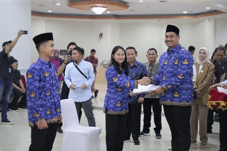 Atlet bulu tangkis Anthony Sinisuka Ginting dan Felda Elvira Santoso
