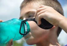 Botol Air Minum atau Tumbler Mengeluarkan Bau Tak Sedap, Jangan Resah, Begini Cara Membersihkannya
