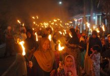 Warga Desa Jungkal Balangan Ramaikan Malam 1 Muharram dengan Pawai Obor