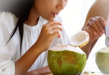 Para Bapak-bapak yang Doyan Es Kelapa Waspada! Ada 7 Efek Samping Air Kelapa Muda