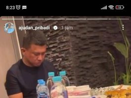 FAKTA VIRAL Foto Ferdy Sambo di Rumah, Ada Kadiv Propam Polri Menunduk dengan Suguhan Makanan