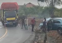 Tabrakan Truk vs Mobil di Tikungan Desa Sungup Kanan Kotabaru