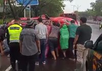 Mobil Sedan Merah Terbalik di Gambut