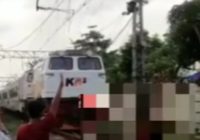 Viral Pria Nekat Tabrakan Diri ke Kereta Api di Kawasan Senen