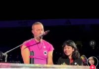 Bikin Iri, Crish Martin Ajak Fans Asal Indonesia ke Panggung di Konser Coldplay