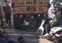 Pengendara Sepeda Motor Terkapar Usai Tabrak Truk Sampah di Jalan A Yani km 12 Gambut