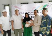 Pembina Yayasan Segaris Senyum Gemilang, Gt Muhammad Erwin Salurkan Puluhan Paket Sembako di Dua Desa