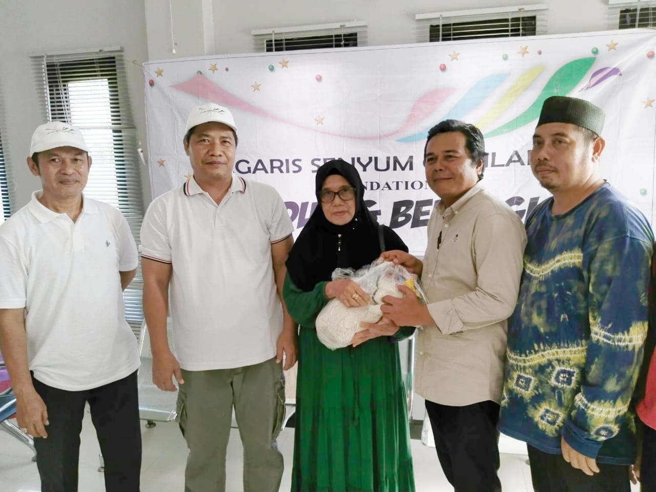 Pembina Yayasan Segaris Senyum Gemilang, Gt Muhammad Erwin Salurkan Puluhan Paket Sembako di Dua Desa