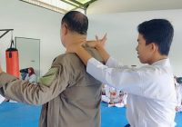 Cara Mengatasi Cekikan Lawan dari Belakang