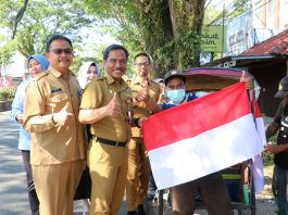 Kadis DKISP Kabupaten Banjar Terjun Langsung Bagikan Bendera Merah Putih