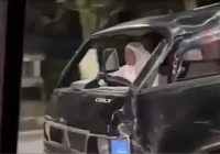 VIRAL Kenakan Mukena, Emak-emak Sopiri Mobil Pikap Ringsek Tanpa Kaca Depan Ugal-Ugalan, Polisi Buka Suara