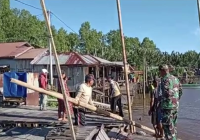 Warga, Babinsa dan Perangkat Desa Labat Muara Perbaiki Jalan Titian Rusak