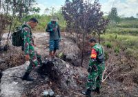Babinsa Aluh-aluh Patroli Daerah Rawan Karhutla di Desa Tambak Padi