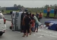 Mikrobus Terguling 6 Penumpang Luka Berat di Tol Lampung