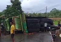 BREAKING NEWS - Truk Besar Terbalik, Jalan Provinsi Banjarmasin-Batulicin di Gunung Rimpi Tala Tetutup Total