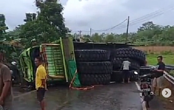 truk terguling