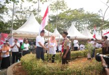 5.000 Bendera Merah Putih Dikibarkan di Jalan-jalan Tanbu Sepanjang 25 Km